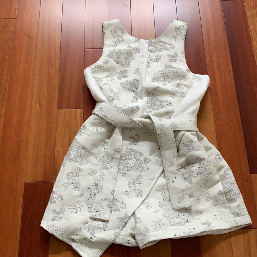 NWT Cream coloured romper size M short/skort looks like jacquard